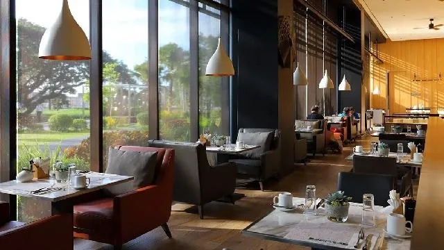 Midori Hotel 餐廳座位與窗外綠景