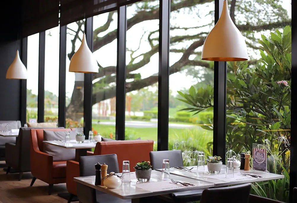 Midori Hotel 餐廳用餐區與戶外樹景