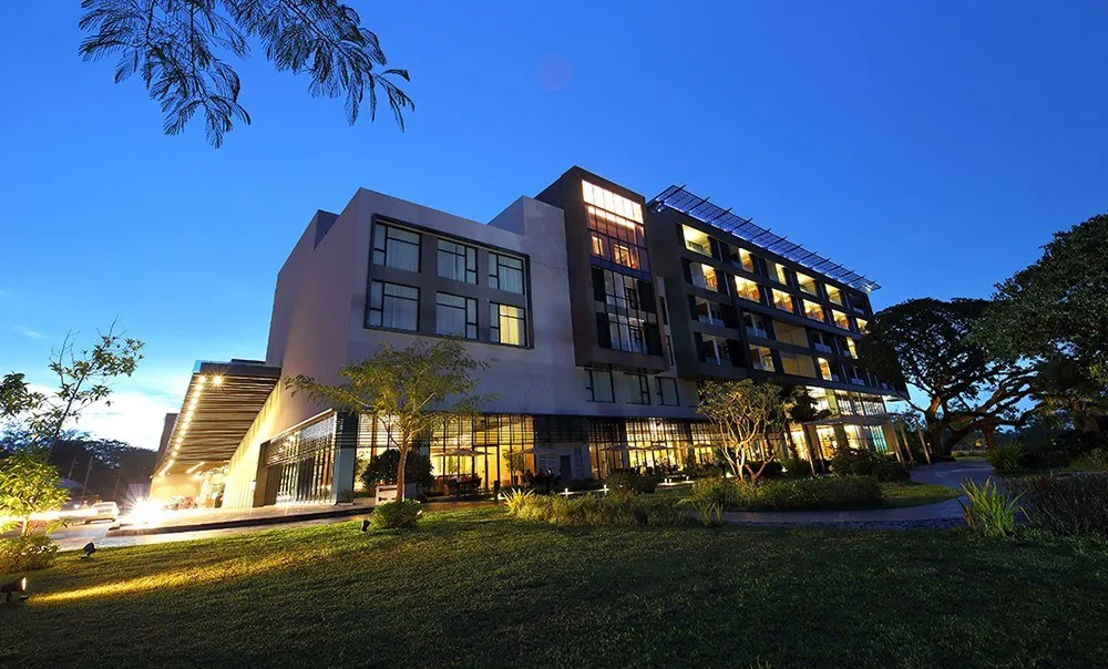 Midori Hotel 夜間建築外觀