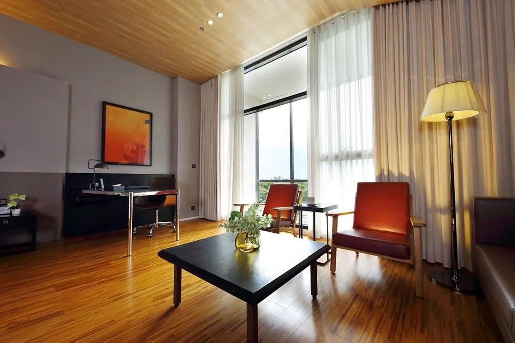 Midori Hotel 客房起居空間（沙發休憩區）